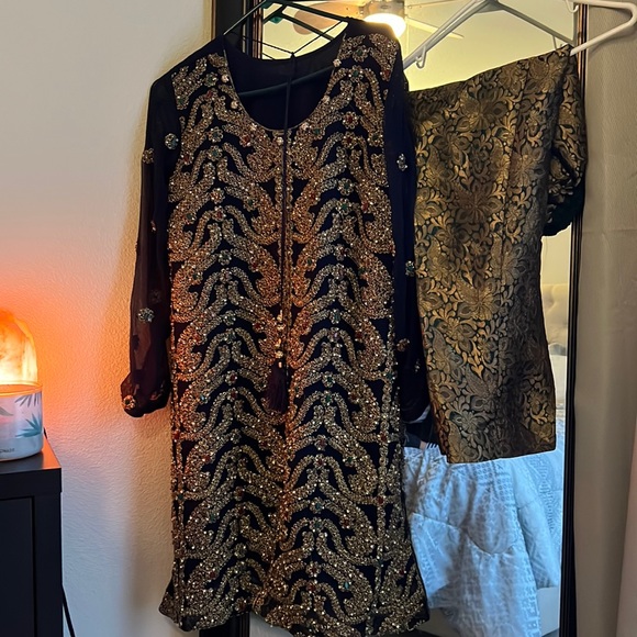 Beautiful Pakistani outfit with pants and dupatta, Size Medium. Like new! - Picture 1 of 4